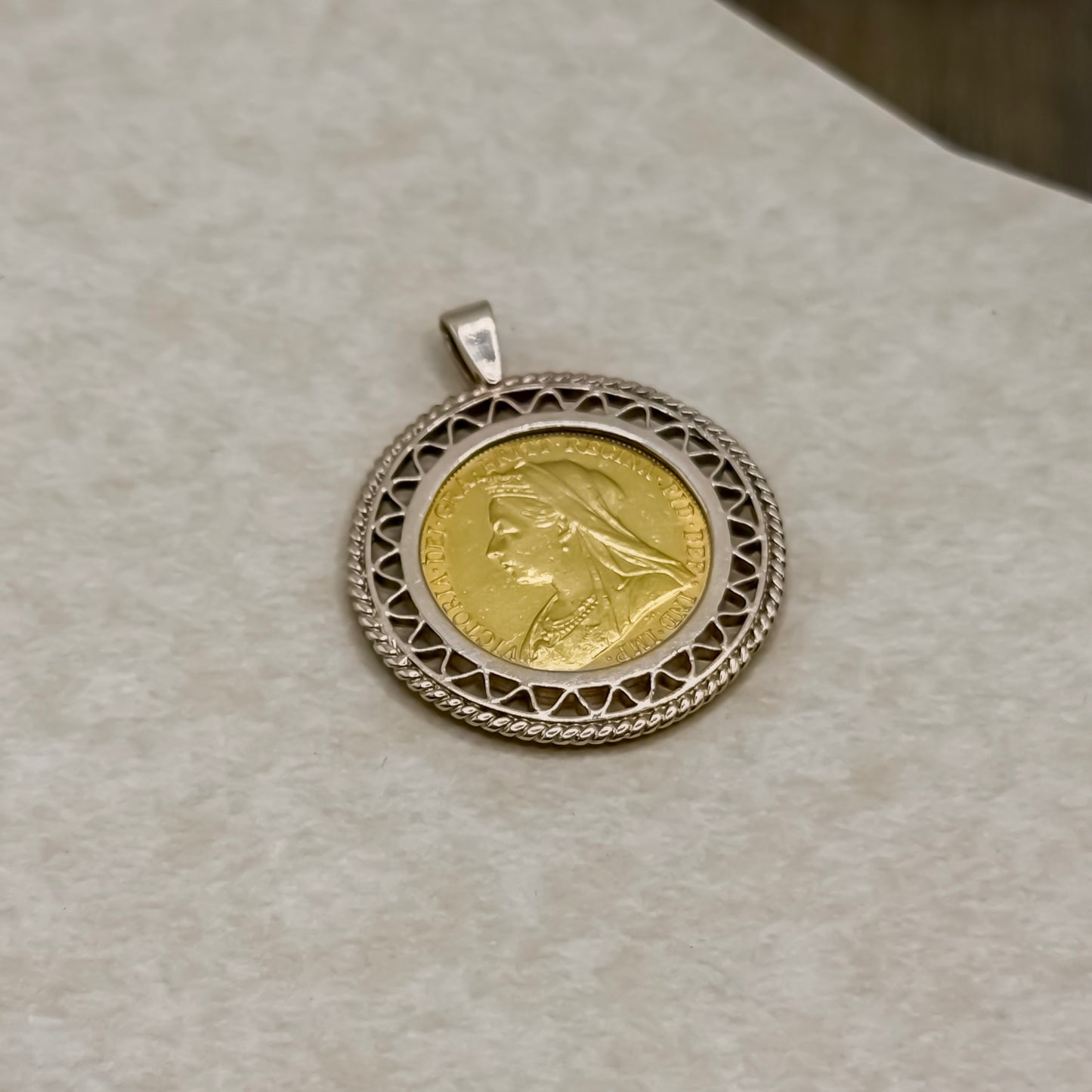 Vintage 1900 Queen Victoria Full Sovereign Pendant – 22ct Coin in 9ct Gold Mount