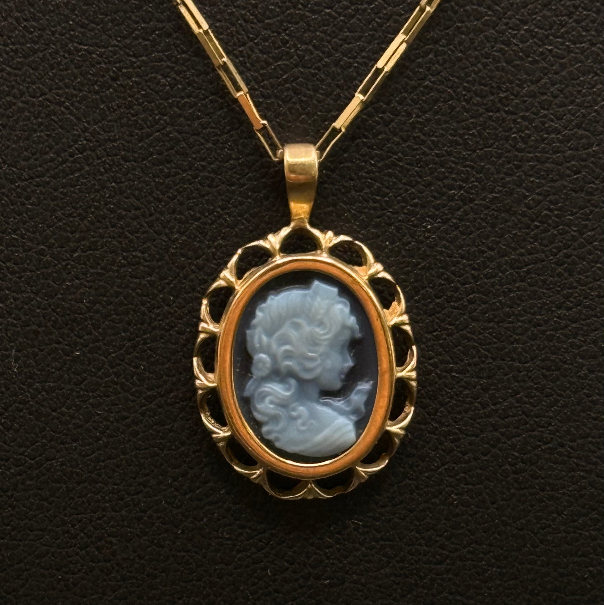 Vintage 9ct Gold Blue Cameo Pendant