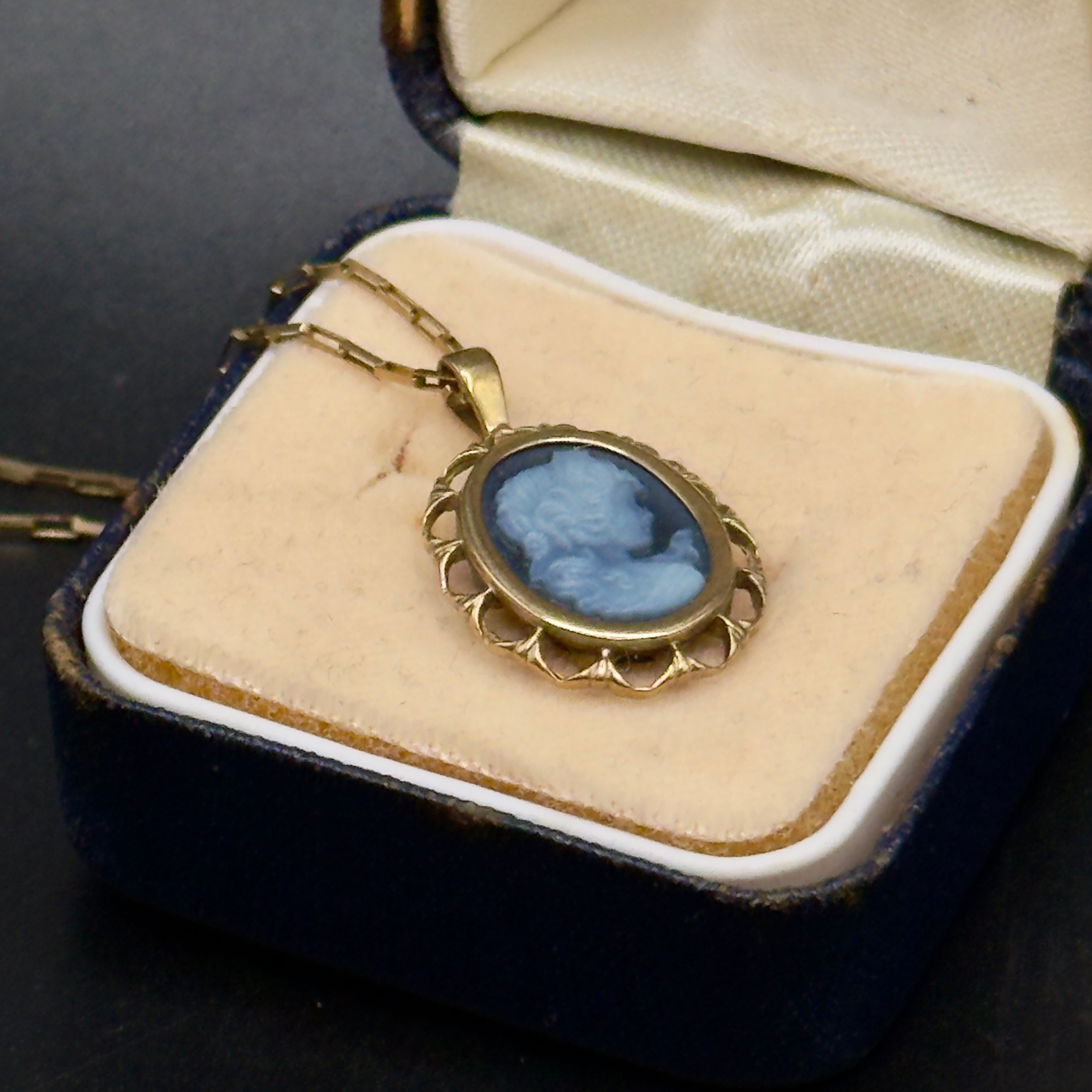 Vintage 9ct Gold Blue Cameo Pendant