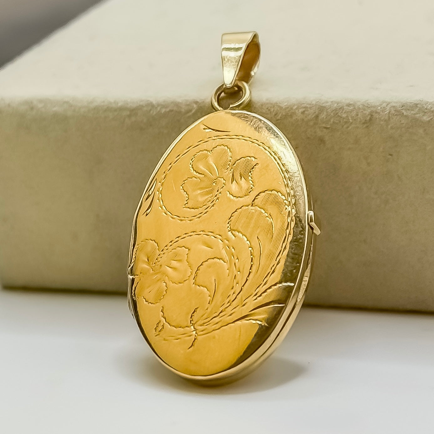 Vintage 18ct gold pendant locket