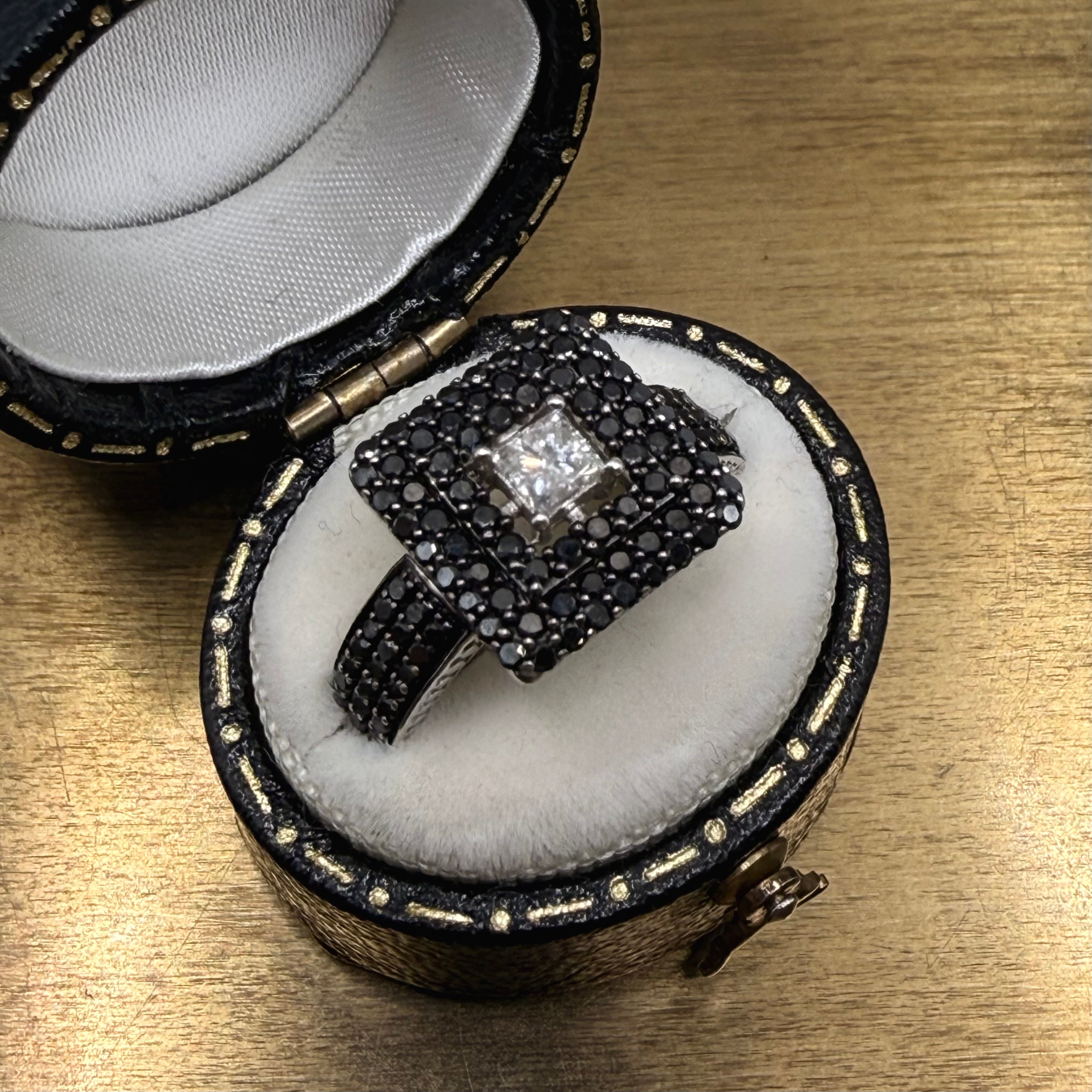 Vintage 9ct White Gold White & Black Diamond Ring