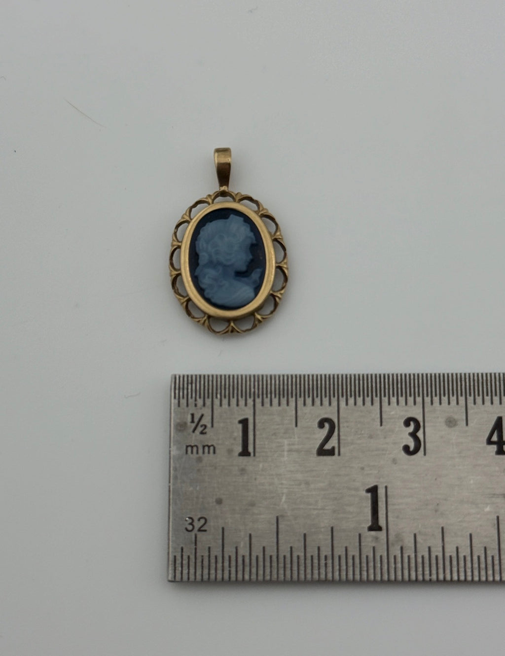 Vintage 9ct Gold Blue Cameo Pendant
