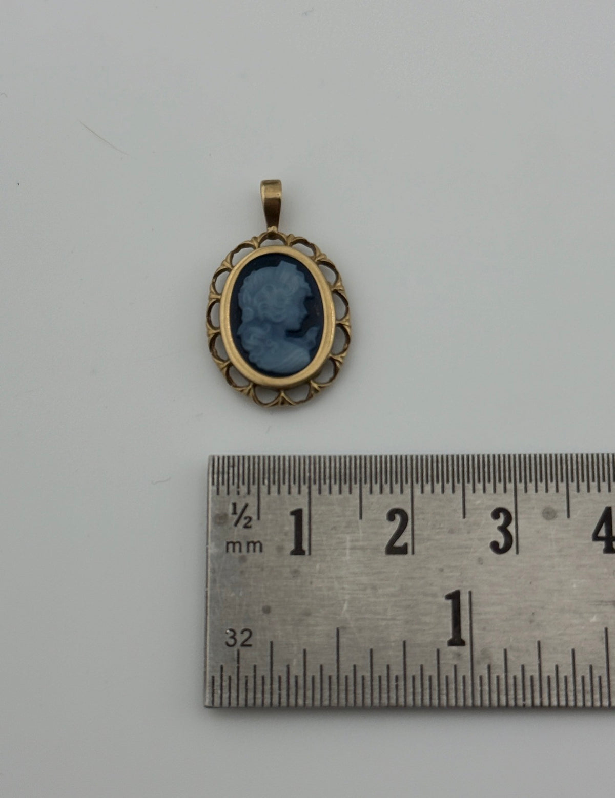 Vintage 9ct Gold Blue Cameo Pendant