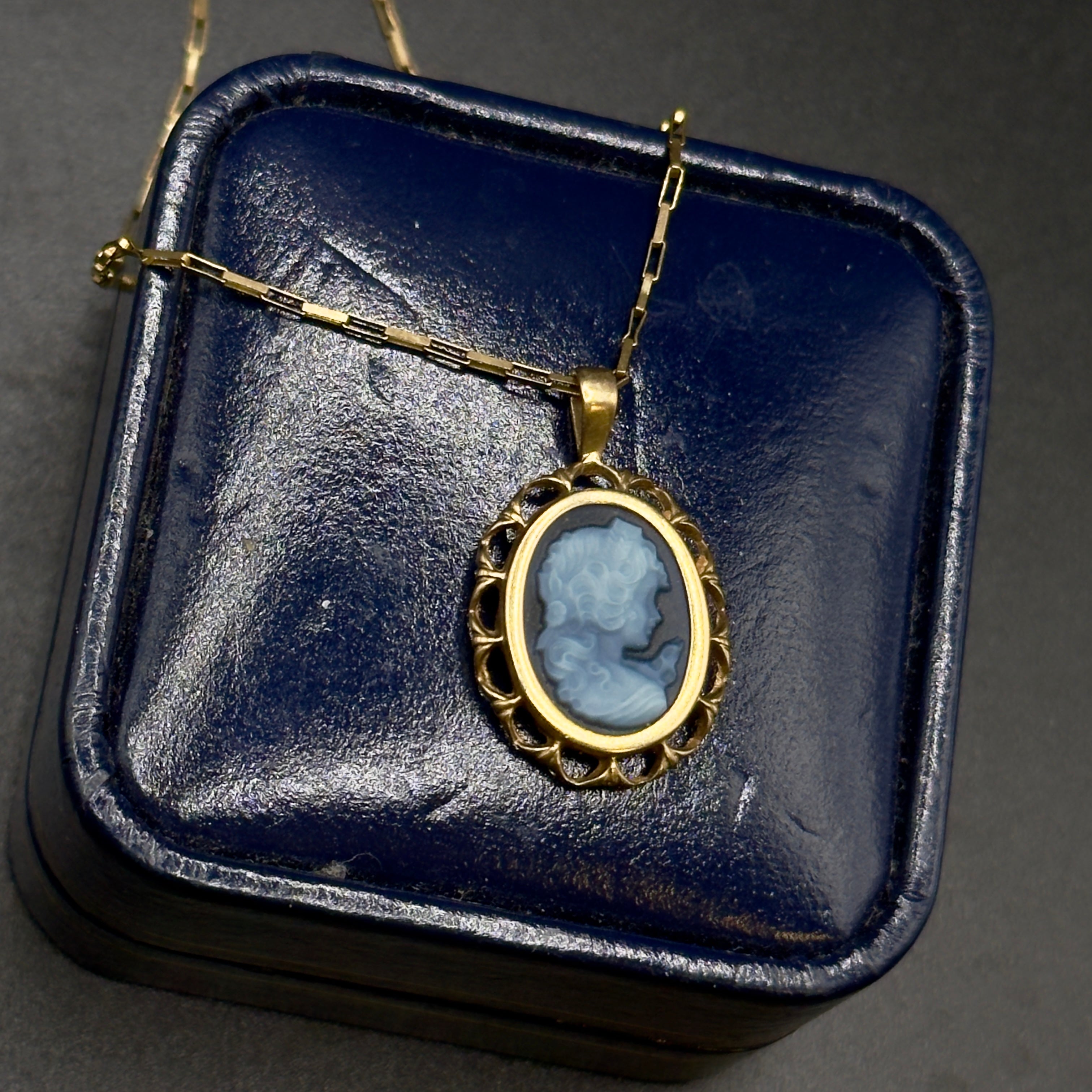 Vintage 9ct Gold Blue Cameo Pendant