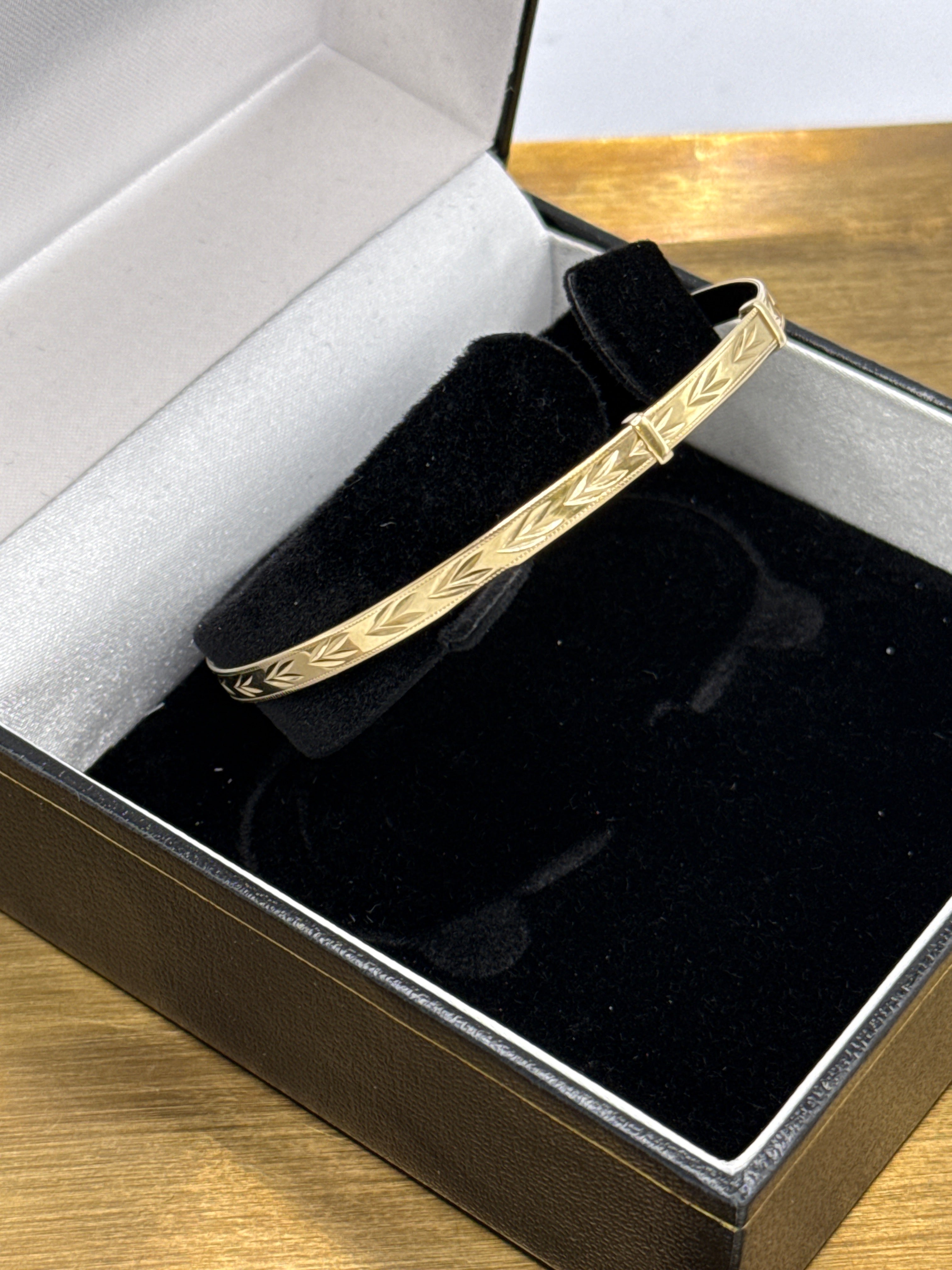 Vintage 9ct Solid Gold Women’s Bangle