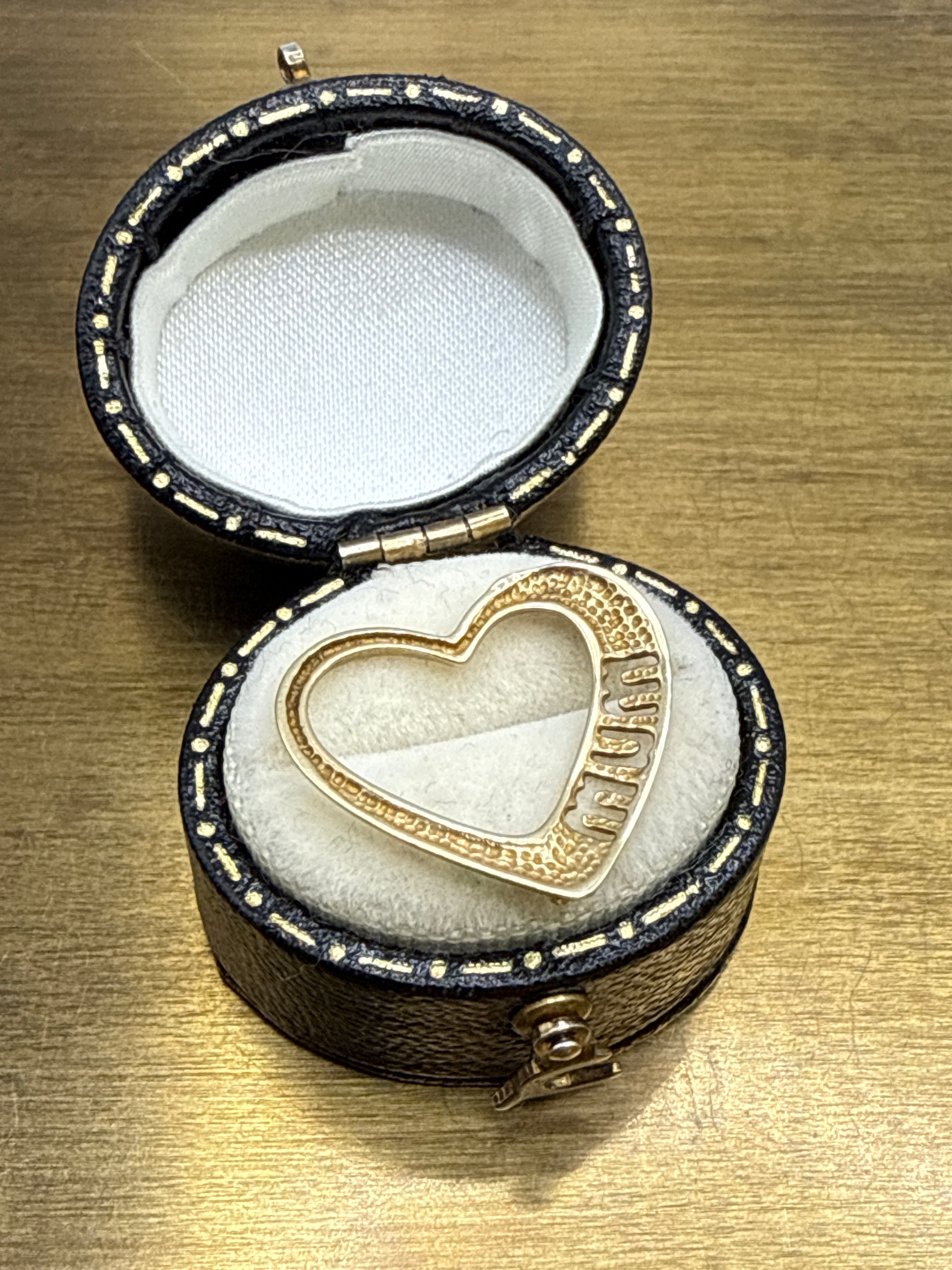 Vintage 9ct Gold MUM Pendant