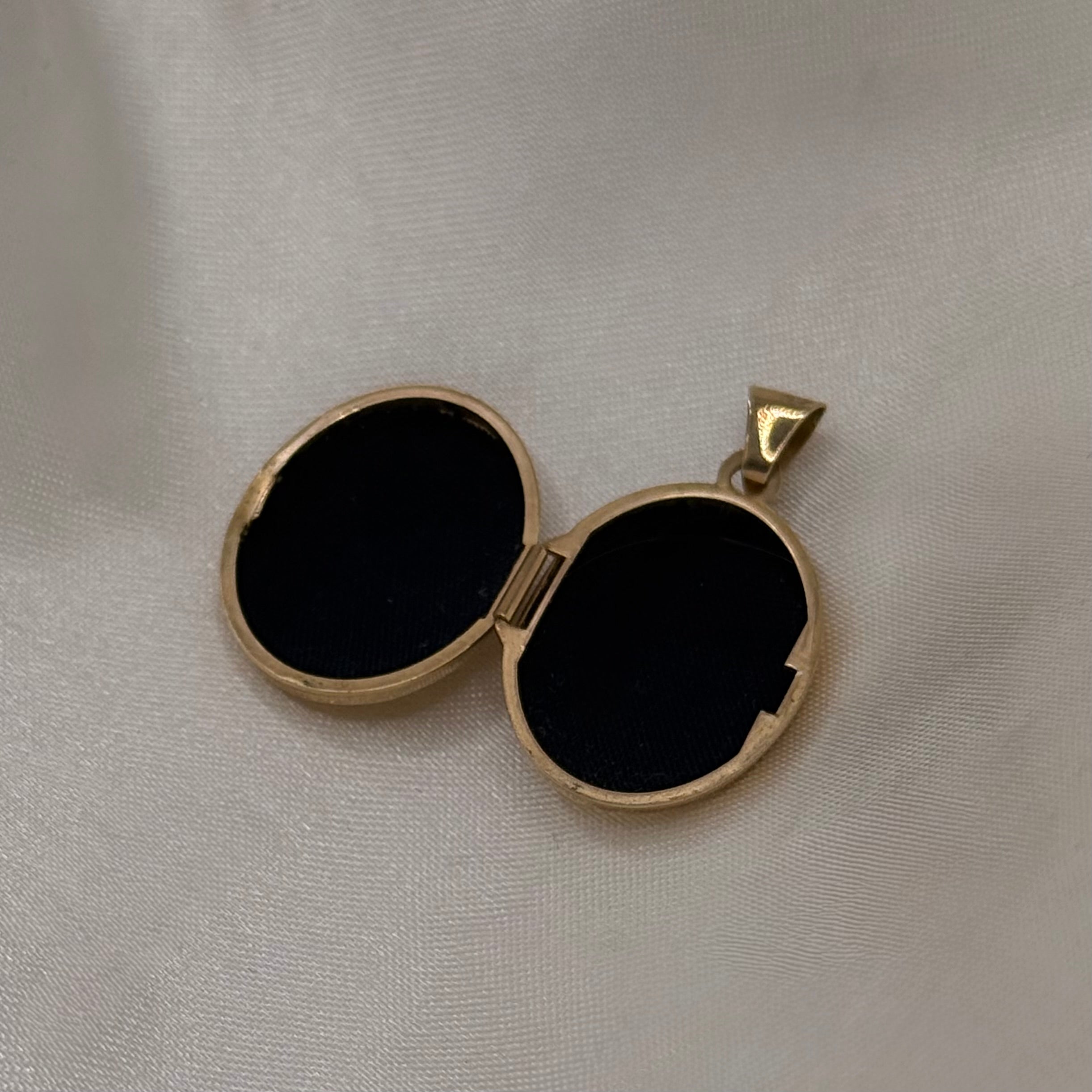 Vintage 9ct Gold Oval Locket Pendant