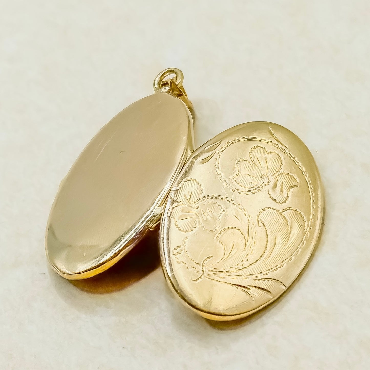 Vintage 18ct gold pendant locket