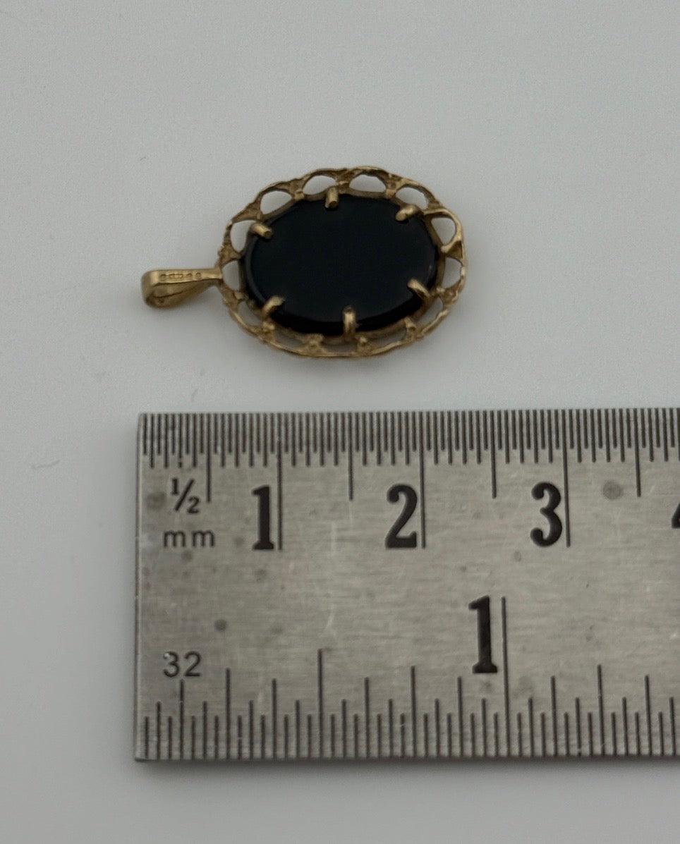 Vintage 9ct Gold Blue Cameo Pendant