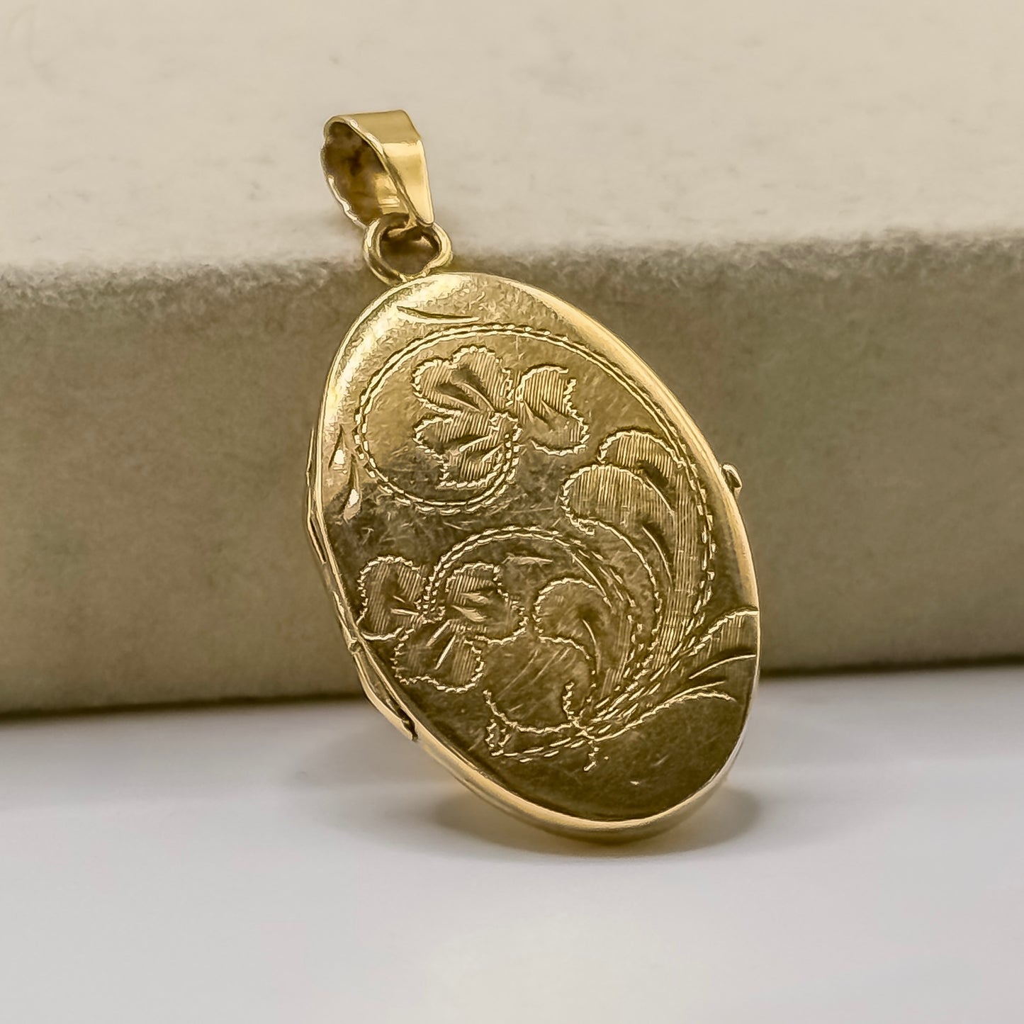 Vintage 18ct gold pendant locket