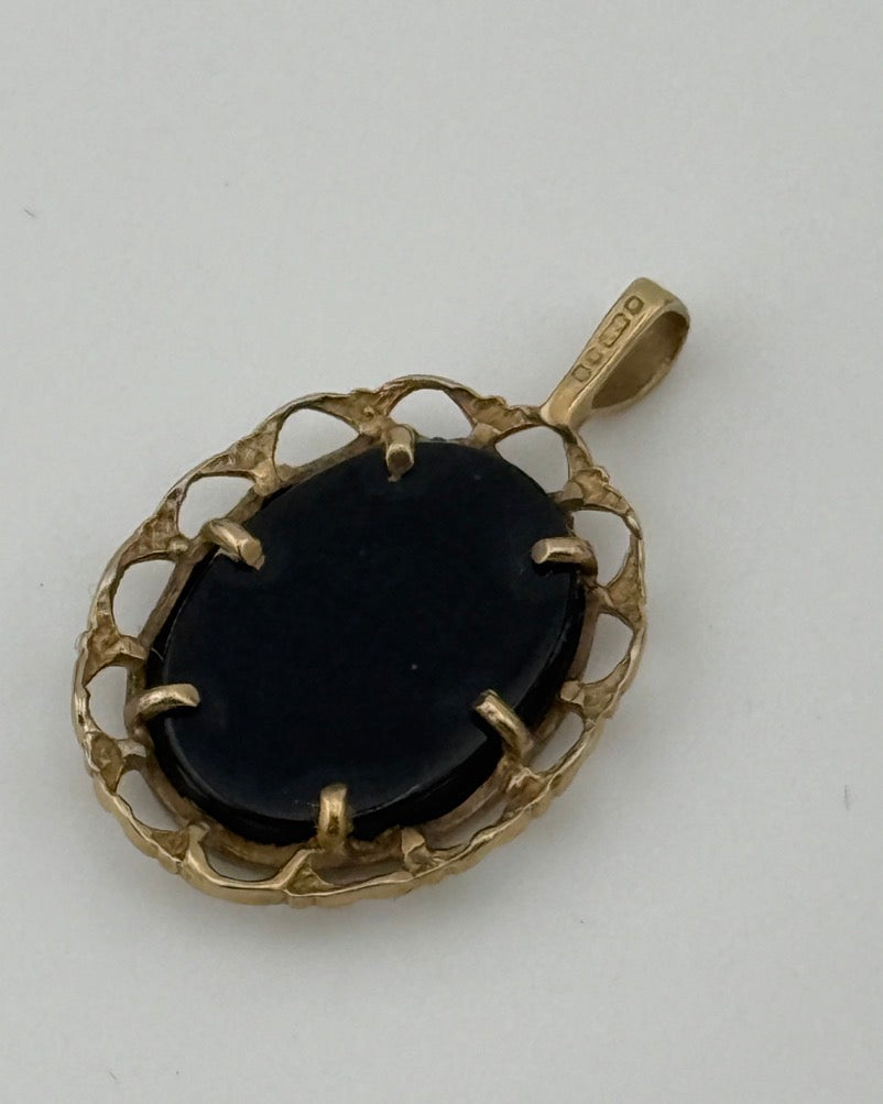 Vintage 9ct Gold Blue Cameo Pendant