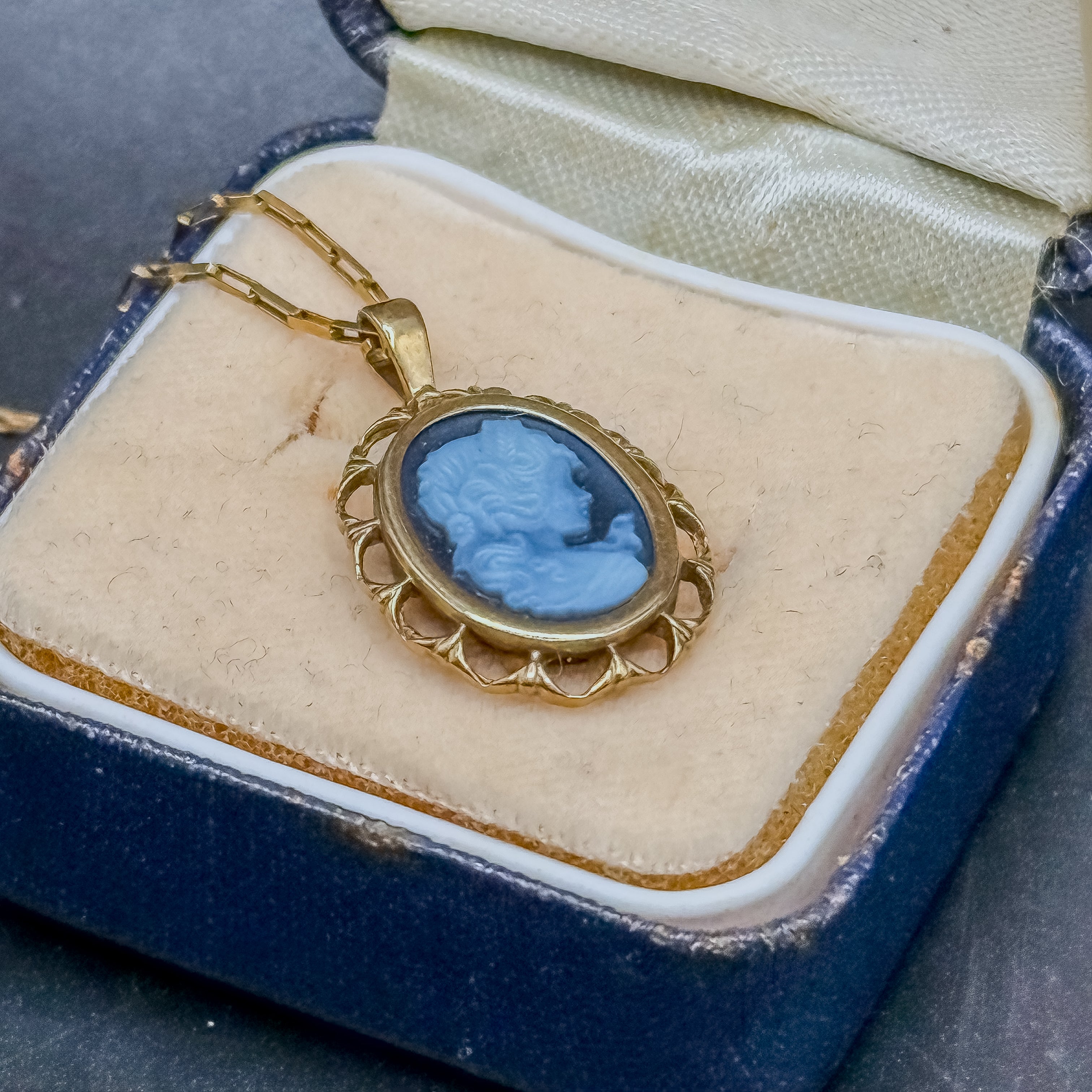 Vintage 9ct Gold Blue Cameo Pendant